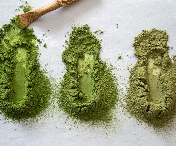 Erinevat värvi matcha pulbrid